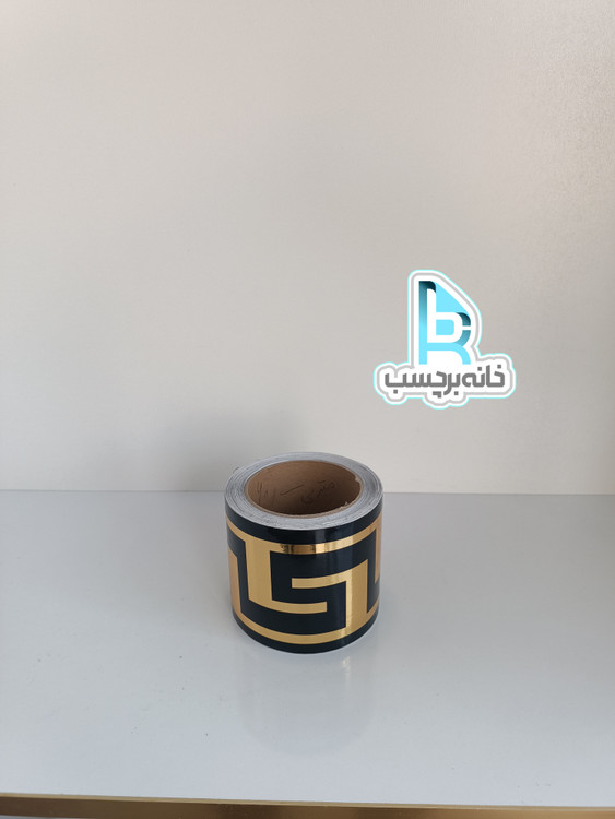 نوار قرنیزی ورساچه زمینه مشکی با نقش طلایی