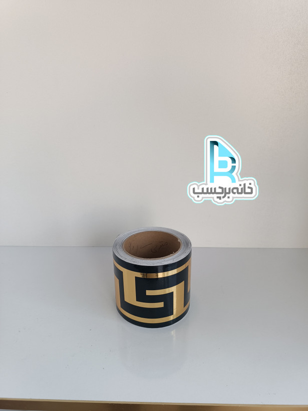 نوار قرنیزی ورساچه زمینه مشکی با نقش طلایی