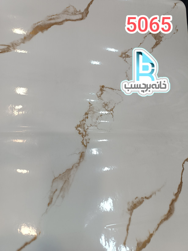 برچسب کابینت و کاشی و سرامیک کد 5065 طرح سنگ هایگلس سفید با رگه های طلایی