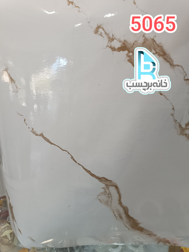 برچسب کابینت و کاشی و سرامیک کد 5065 طرح سنگ هایگلس سفید با رگه های طلایی
