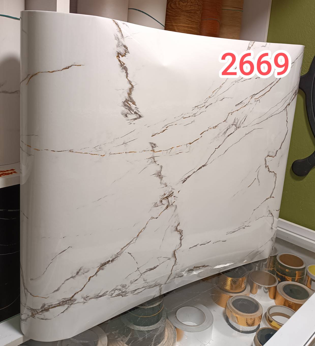 برچسب کابینت کد ۲۶۶۹ طرح سنگ هایگلس سفید با رگه‌های مشکی و طلایی عرض ۶۰ سانت